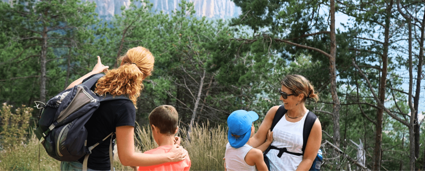 Niños con madres familia en la naturaleza en una excursión Fundesplai