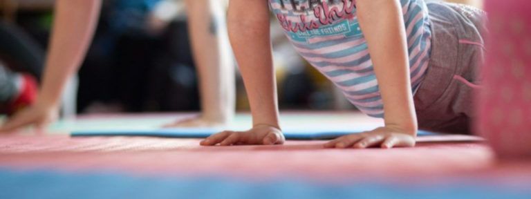 10 propostes per fer esport amb els infants a casa