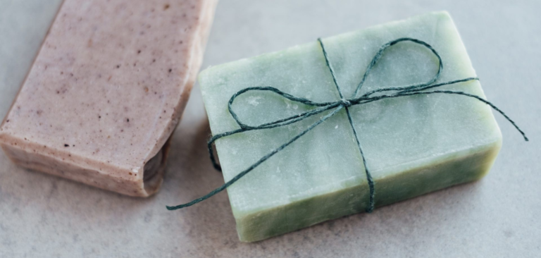 Com fer sabons de glicerina amb plantes aromàtiques