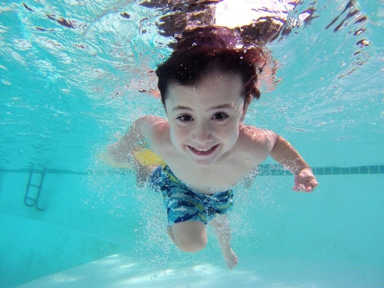 9 jocs divertits per jugar a la piscina!