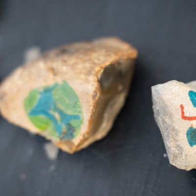 Com decorar pedres: consells fàcils per a infants
