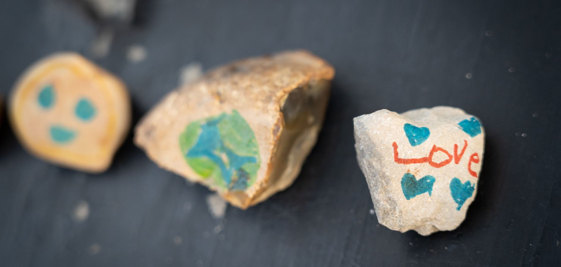 Com decorar pedres i petxines: consells fàcils per a infants
