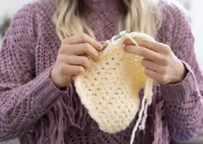 Una noia fent ganxet