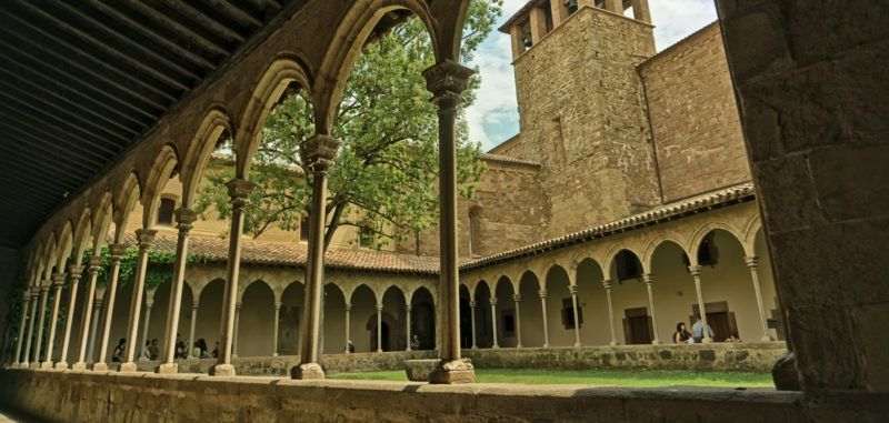 Monestir Sant Joan de les Abadesses portada Fundesplai Mas Cabalies, fotografiat per Fer SG