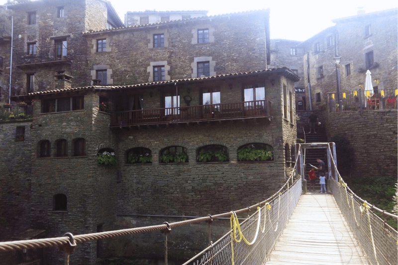 Pont penjat Rupit amb cases de pedra de fons Fundesplai