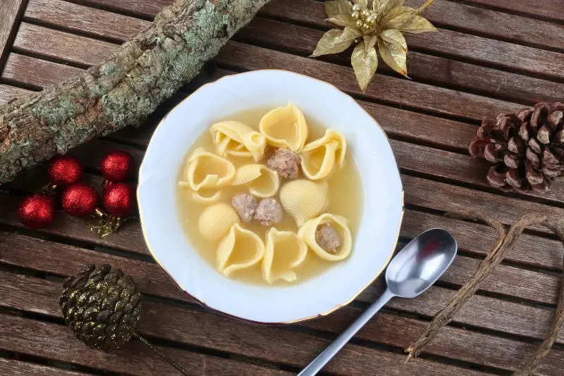 Plato de escudella catalana de Navidad con pelota