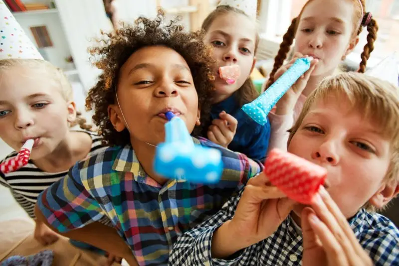 Fiesta infantil Fundesplai Plato de escudella catalana de Navidad con pelota