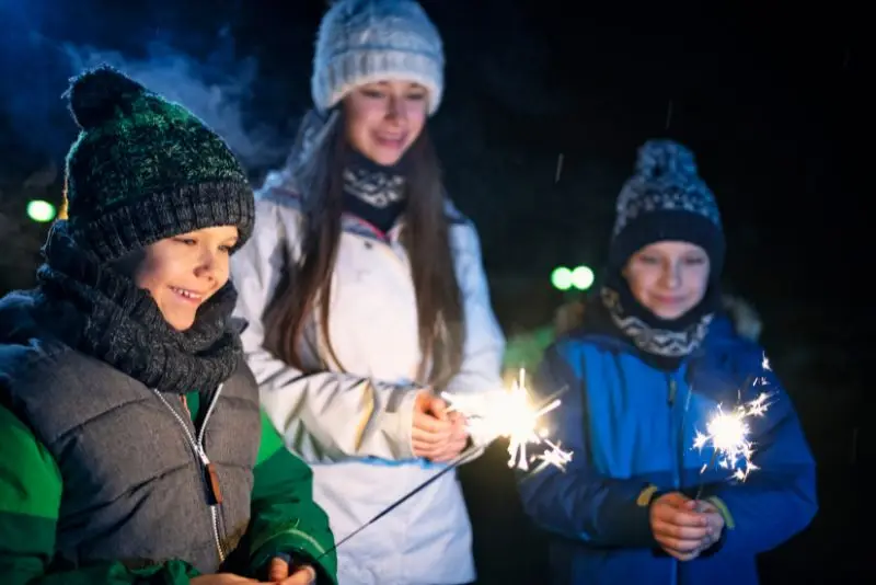 Niños con bengalas aire libre Fundesplai Surtido de turrones de Navidad