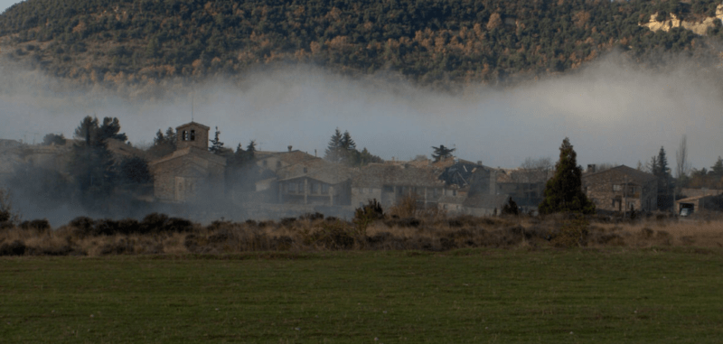 Poble de Tavertet entre la boira Fundesplai wikimedia per JVilardell