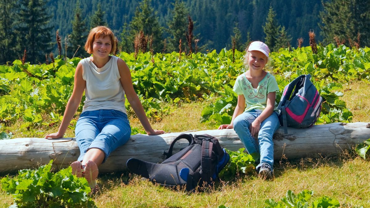 Dona-i-nen-sobre-tronc