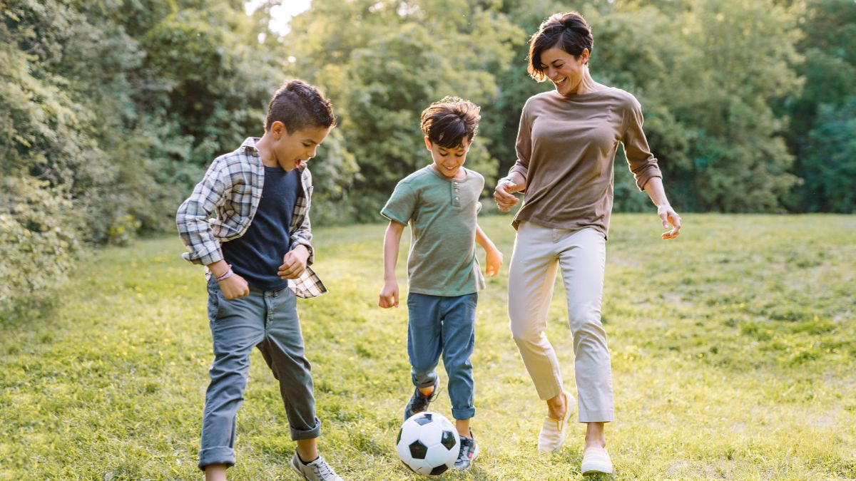 Dona-jugant-pilota-amb-nens