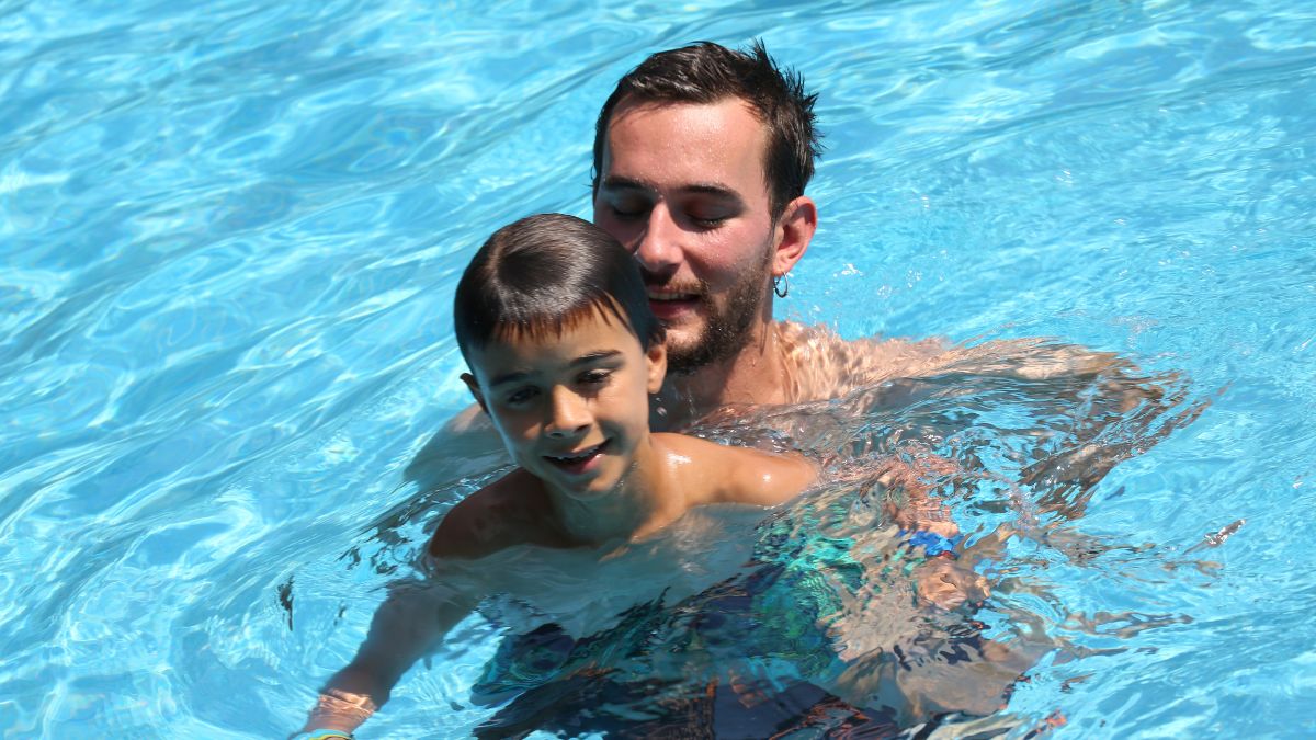 Home-i-nen-jugant-piscina