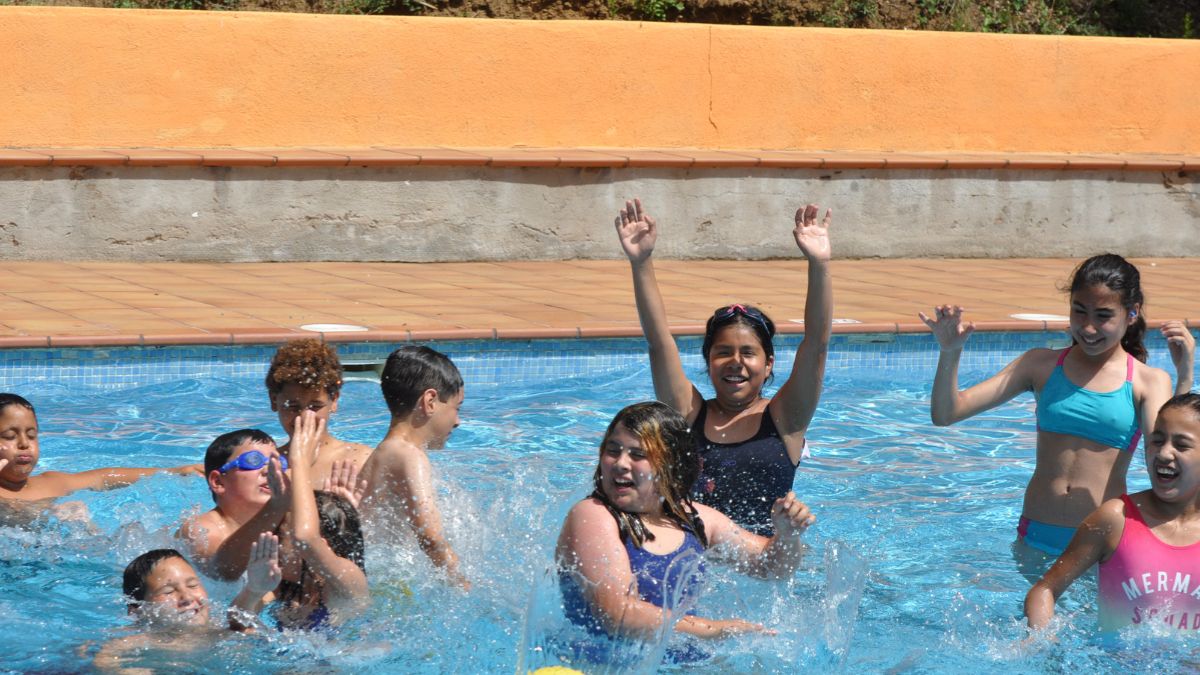 Infants-jugant-a-la-piscina