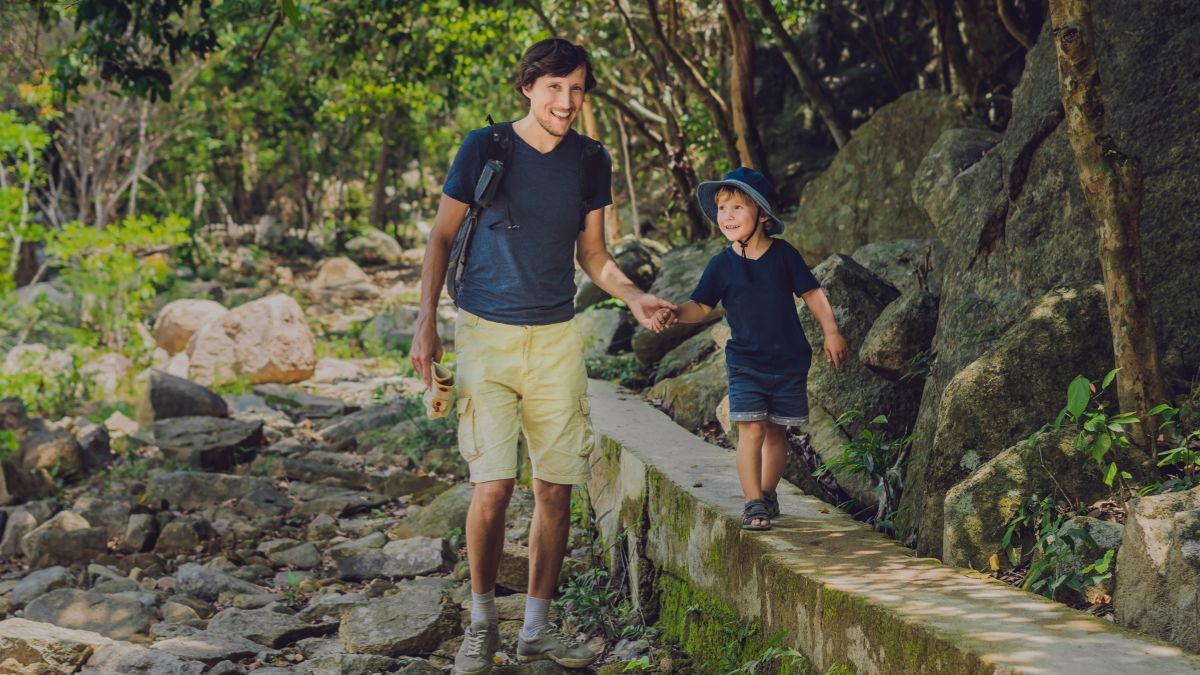 Pare-i-fill-caminant-per-la-natura