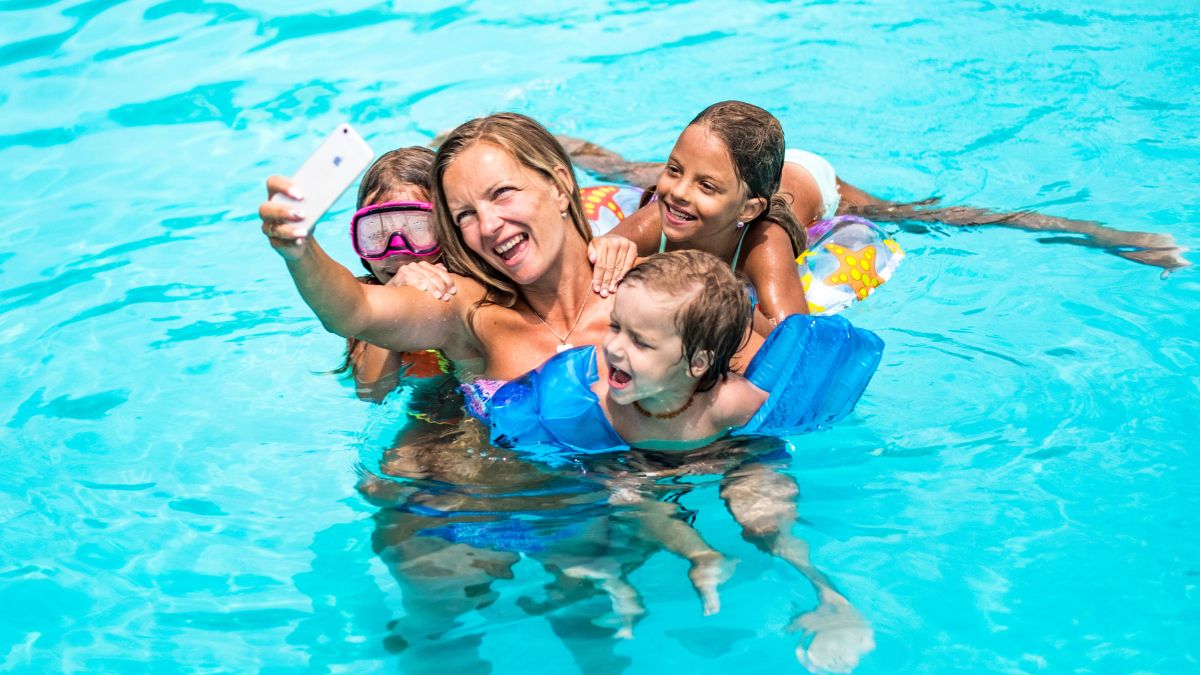 Selfie-aigua-dona-amb-nenes
