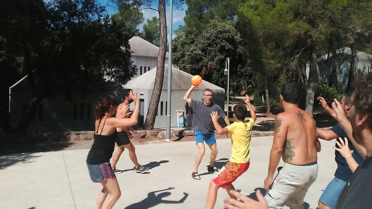 Persones jugant a pilota Viladoms de Baix Fundesplai