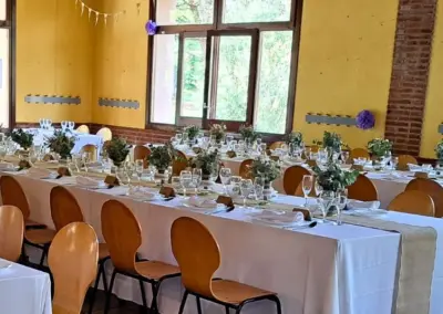 Decoració taules de casament rural en una casa de colònies