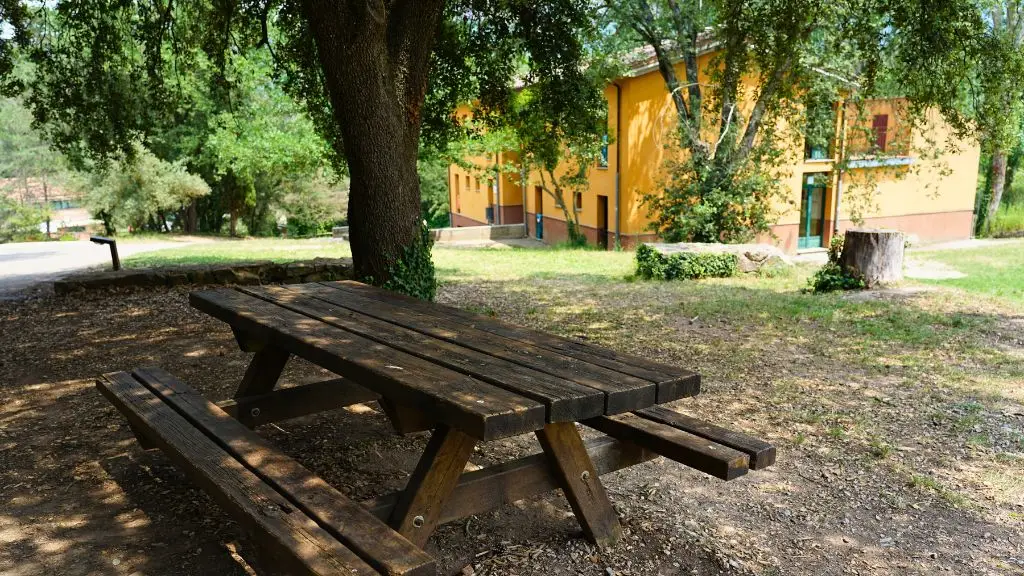 Exterior casa de colònies La Cinglera (Fundesplai) amb taula de picnic en primer pla