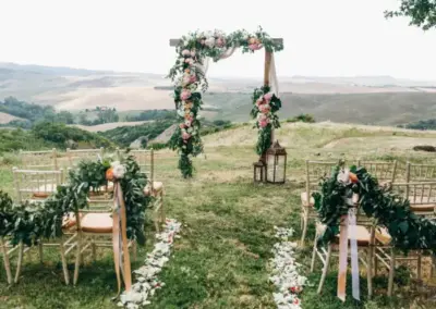 Casament temàtic a la natura amb vistes a muntanyes