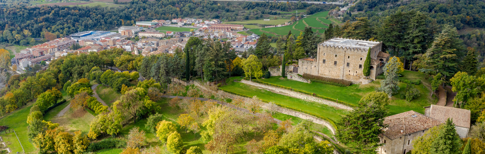 Vistes d'ocell del castell de Montesquiu i el seus voltants