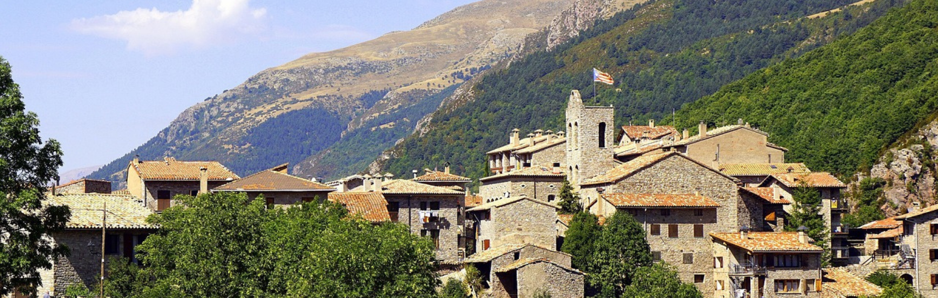 Poble de Castellar de n'Hug envoltat de boscos verds