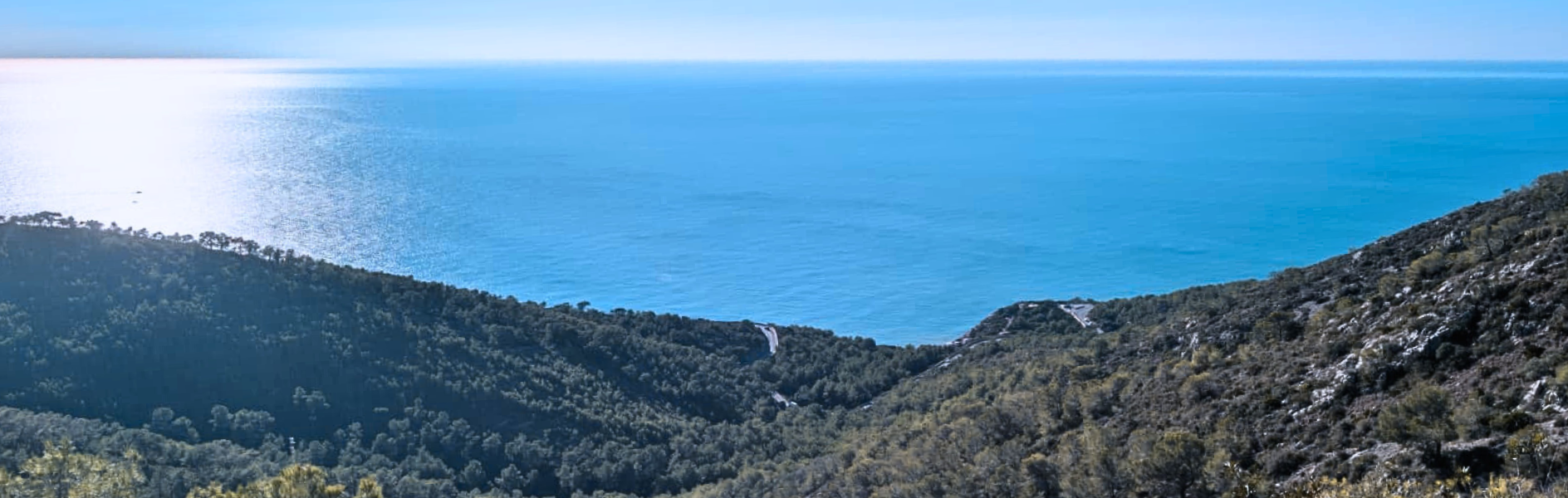 Vistes al Parc de Garraf i al mar mediterrani