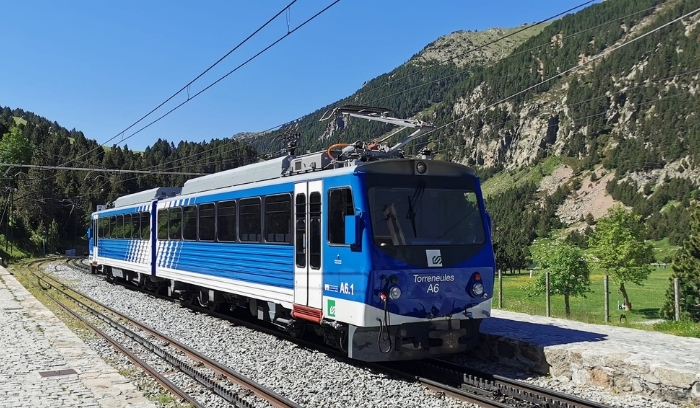 Cremallera de Núria amb vistes a boscos verds i muntanyes