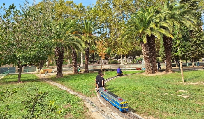 Trenet del Parc de Can Mercader circulant amb persones a bord