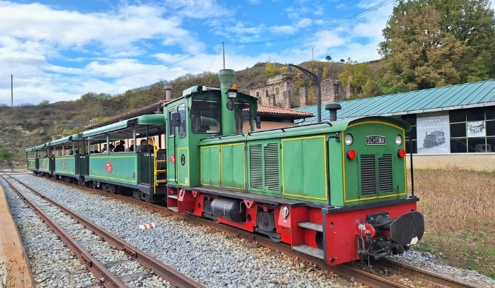 Tren del Ciment parat en una estació