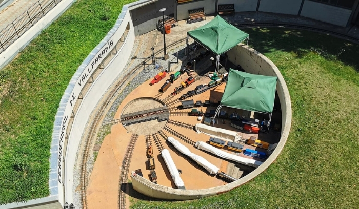 Estació dels trens del Parc de Vallparadís de Terrassa vist des de dalt