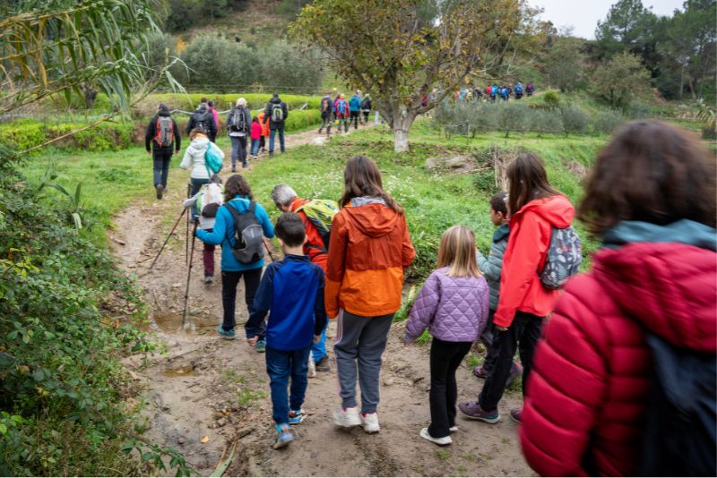 Gent fent una excursió pels Camins de les Matonaires