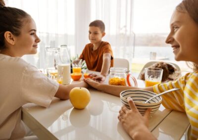 Adolescents esmorzant a la taula