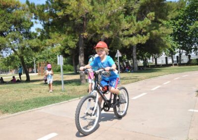 Infant muntant en bicicleta al parc